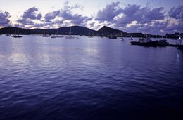 Archipel-des-Comores;-Baie;-Bateaux;-Crépuscule;-France;-Kaleidos;-Kaleidos-images;-La-parole-à-limage;-Laurent-Abad;-Mayotte;-Mouillage;-Océan-Indien;-Port;-Stories-Pictures;-Voiliers